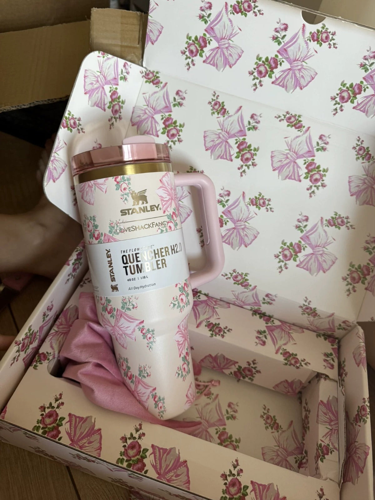 Stanley Cup x LoveShackFancy Holiday Quencher H2.0 Rosa Beaux Pink Bow 40oz