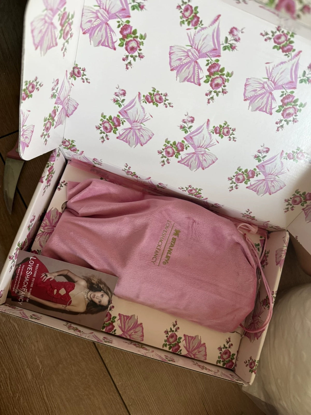 Stanley Cup x LoveShackFancy Holiday Quencher H2.0 Rosa Beaux Pink Bow 40oz packaging