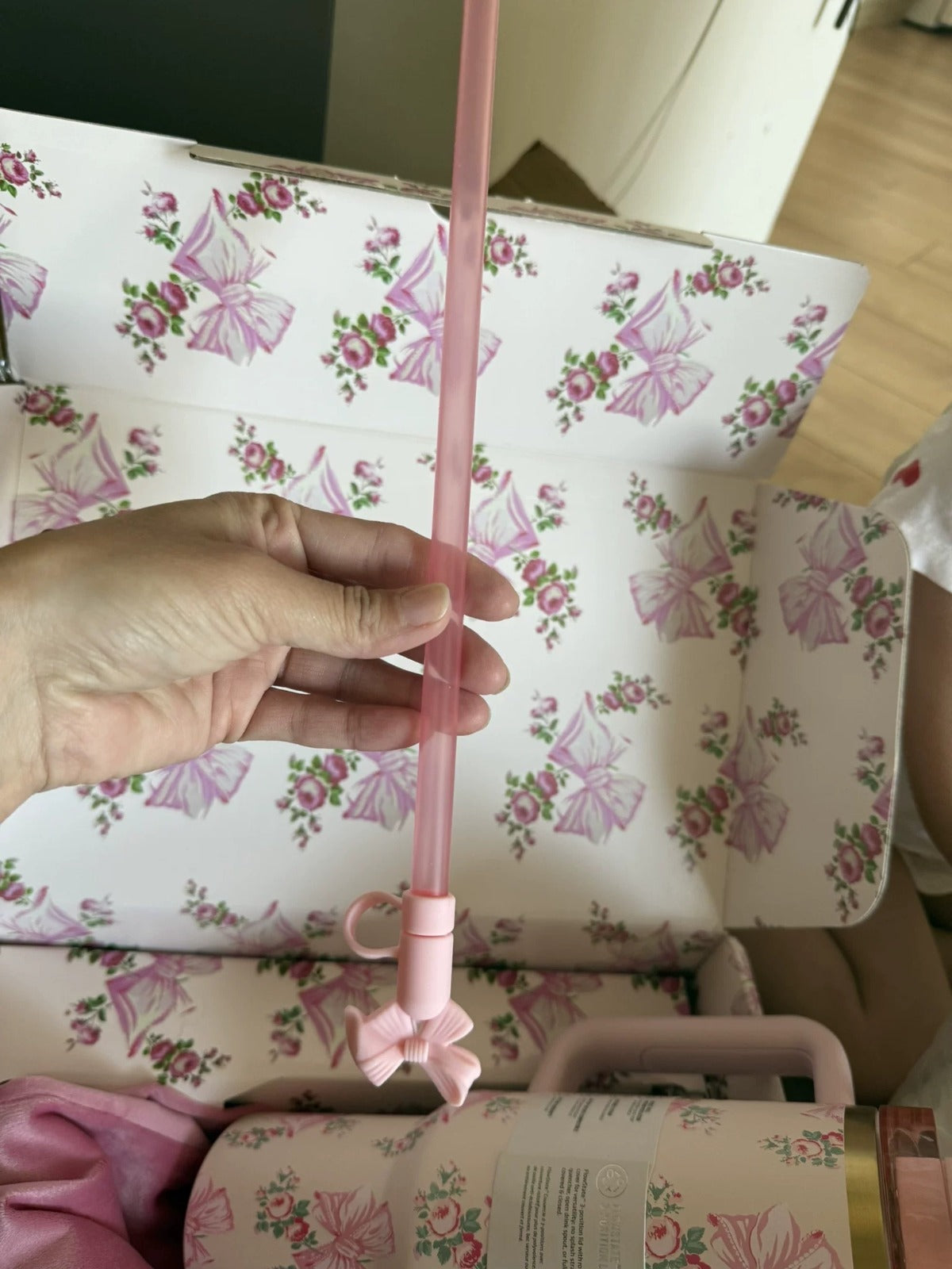 Stanley Cup x LoveShackFancy Holiday Quencher H2.0 Rosa Beaux Pink Bow 40oz Straw